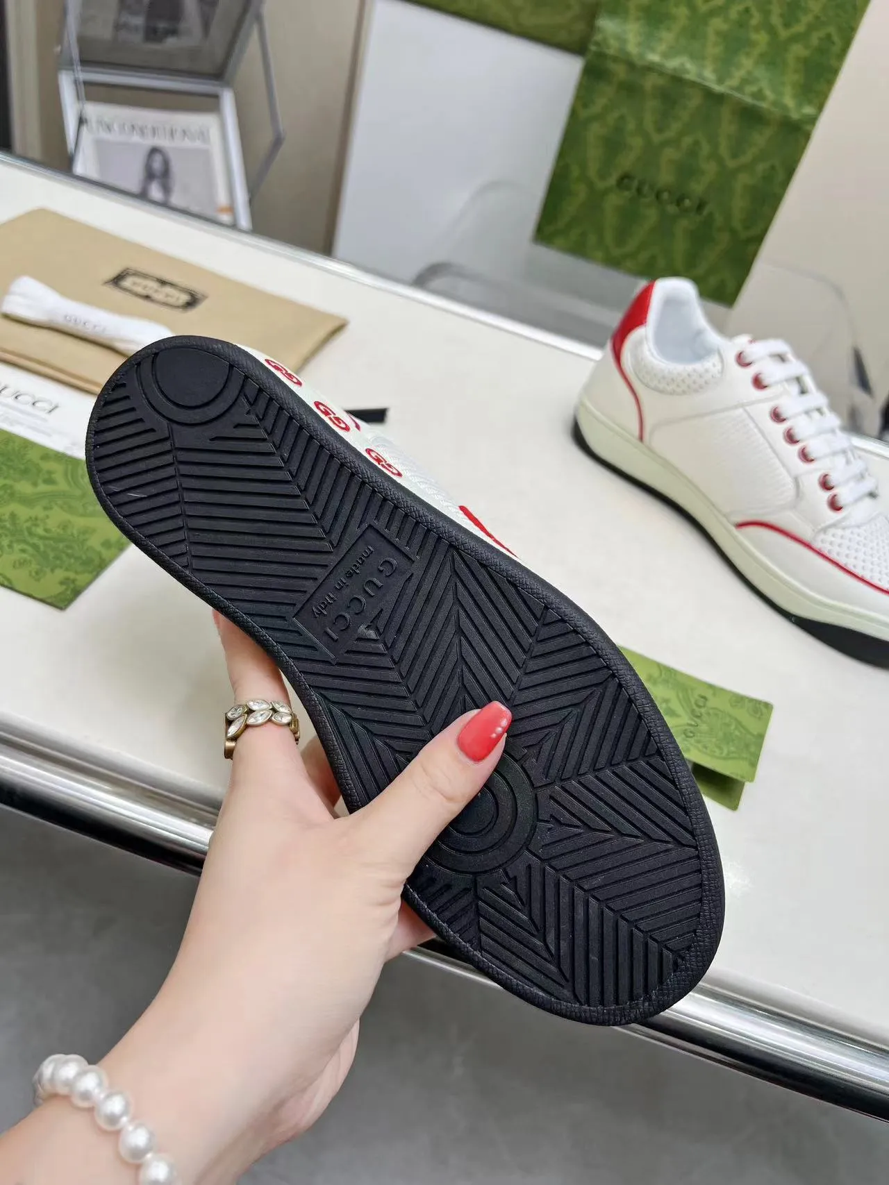 P620 💞💞Gucci G Home’s latest popular sports shoes, couple’s style, casual, retro white shoes 🌸🌸🌸 New popular series. The exquisite and compact interlocking double G logo romantically interprets the aesthetic concept of this series. Made of off-white leather, retro inspiration is cleverly blended into the sneaker design to reinterpret the brand logo. Exquisitely packaged at the delivery counter 🛍📦 ▪️Fabric: Original custom-made imported first-layer cowhide leather ▪️Lining: Original custom-made imported cowhide lining ▪️Outsole: Original molded two-color TPU outsole ▪️Size: Women's 35-40 / Men's 39-45